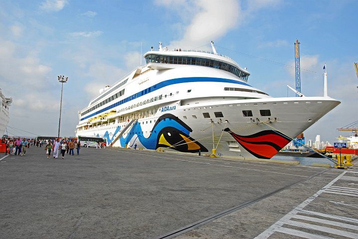 IMGP7430_2 Kopie.jpg - AIDAaura im Hafen von Cartagena in Kolumbien